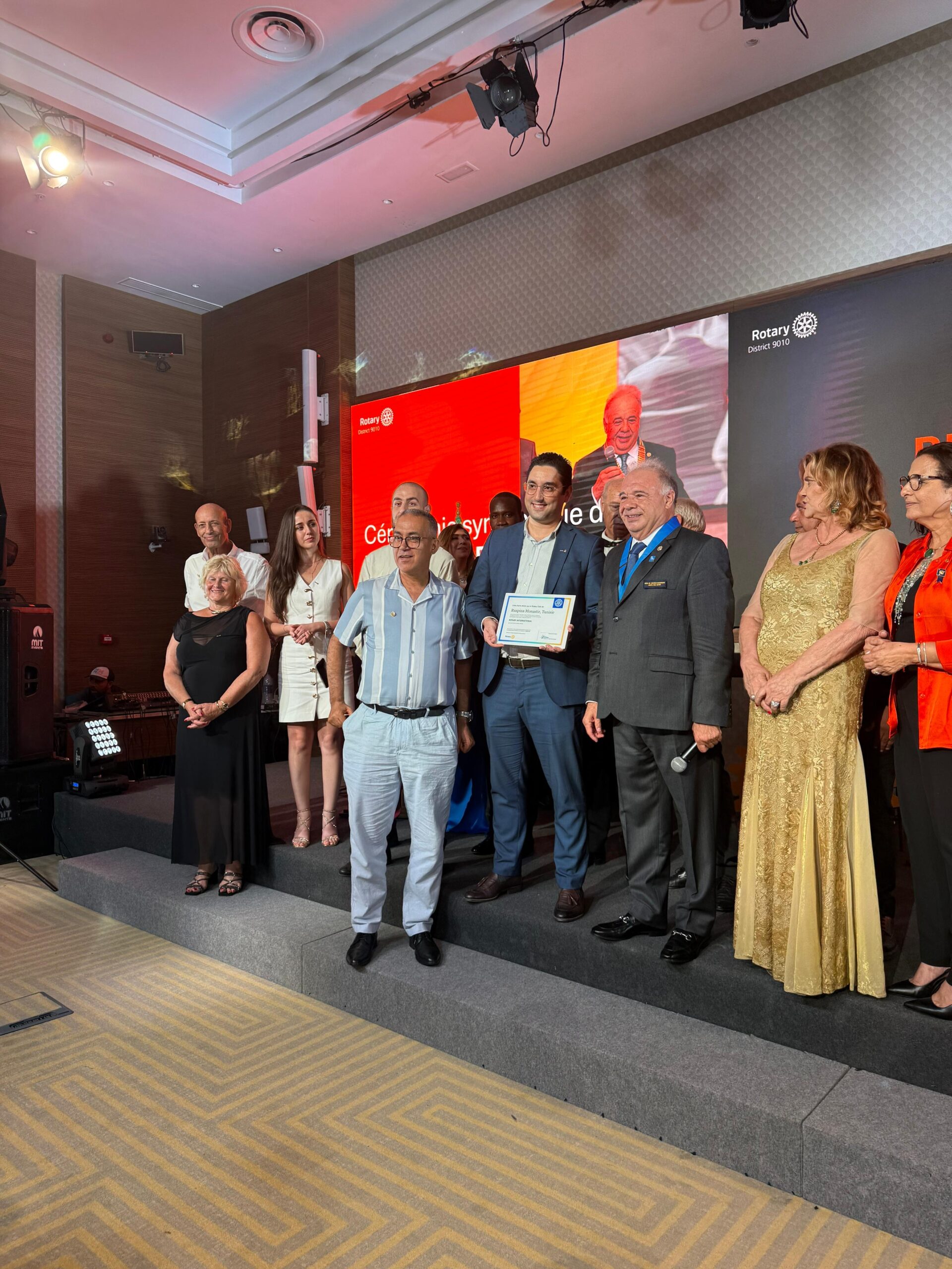 Remise de notre charte par le Gouverneur du District 9010